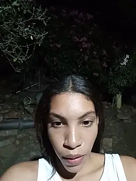ginevere_20 Adlı Modelin Canlı XXX Sohbeti