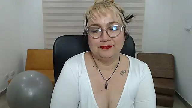 AnyaLuxx live XXX chat