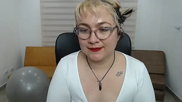 AnyaLuxx's Live XXX Chat