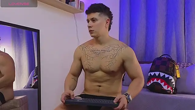 XXX chat uživo modela ASHTON_HILS