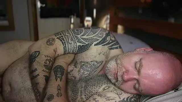 Tattooed_Dilf_01 – Naživo XXX chat