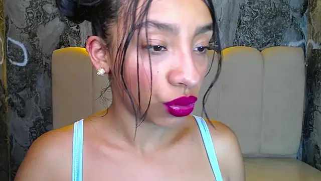 Adarasuri_v's Live XXX Chat