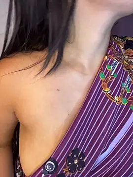 shara_queen1 Adlı Modelin Canlı XXX Sohbeti