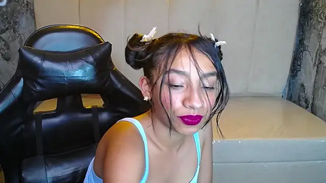 Chat +18 de Adarasuri_v ao vivo