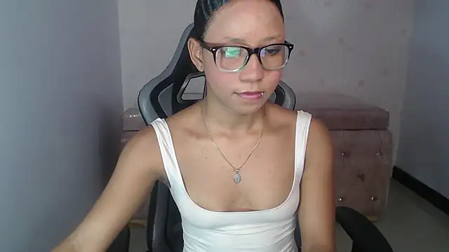 LauraKail_ch Adlı Modelin Canlı XXX Sohbeti