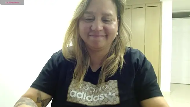LauraReeves Chat XXX in diretta