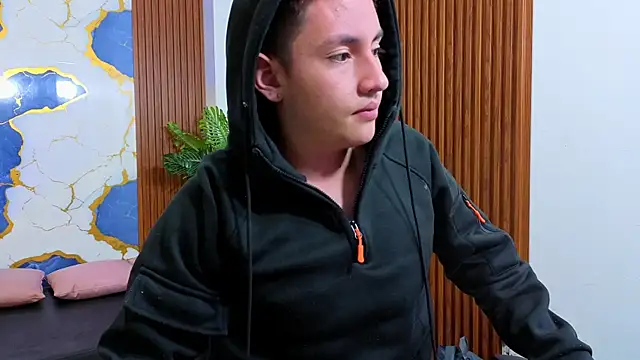 Andres_Tay Adlı Modelin Canlı XXX Sohbeti