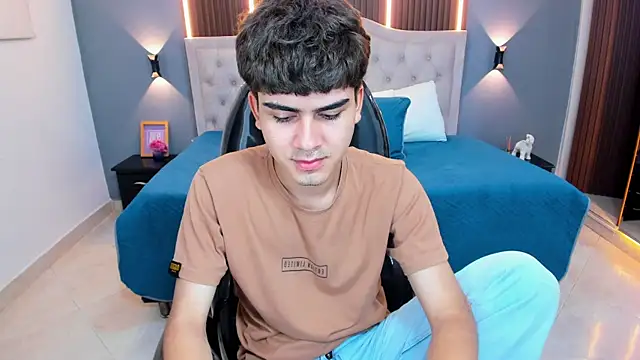 Chat XXX en directo de Tommy18__