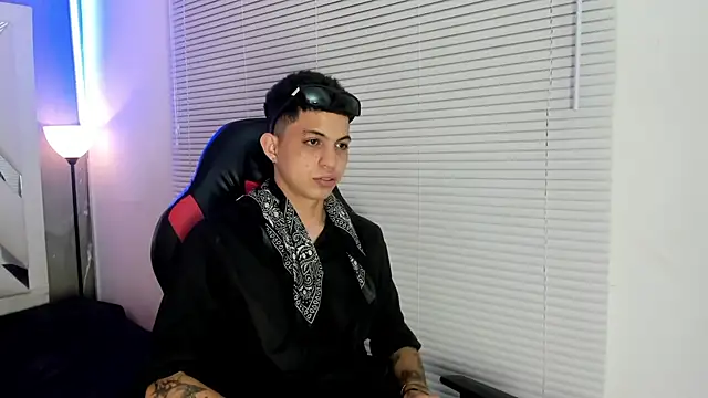 Chat +18 de cameron_lux77 ao vivo