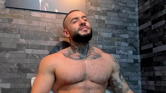 BruceDallas Adlı Modelin Canlı XXX Sohbeti