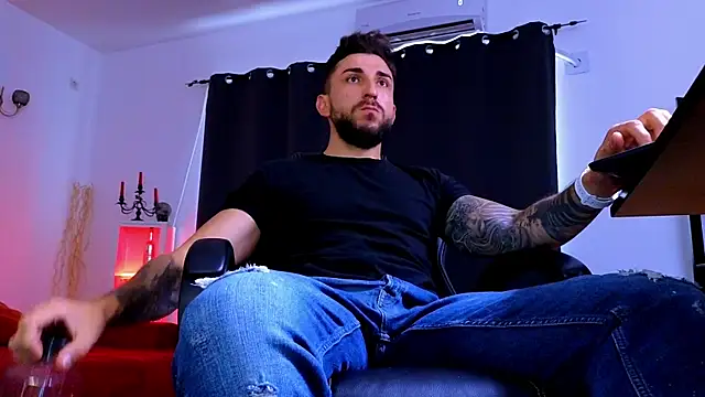 MightyAaron66's Live XXX Chat