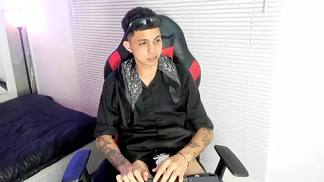 Chat +18 de cameron_lux77 ao vivo