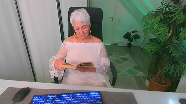 LovelyHelena XXX чат на живо