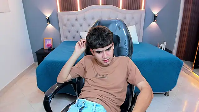 Tommy18__ live XXX chat