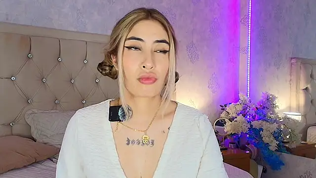 nini_love01 Adlı Modelin Canlı XXX Sohbeti