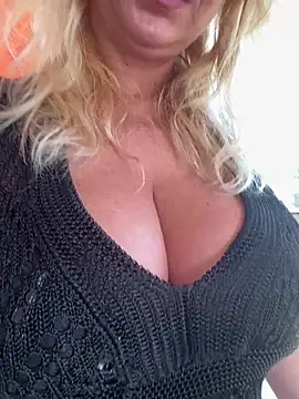freyyamore1のライブXXXチャット