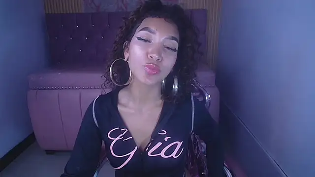 CamilaVixen_ch Adlı Modelin Canlı XXX Sohbeti