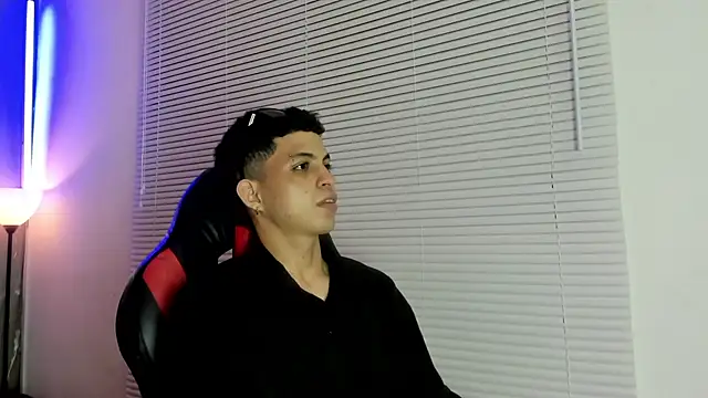 Chat +18 de cameron_lux77 ao vivo