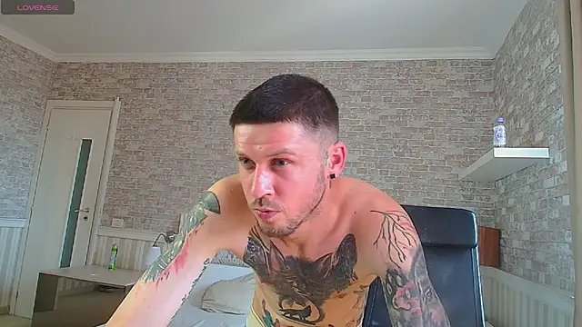 צ'אט XXX בשידור חי של JonahShaw
