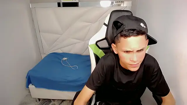 sombra_18 – Naživo XXX chat