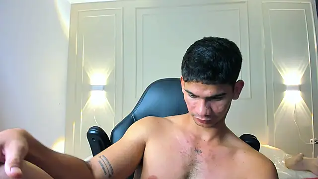 ANDRES_STUD Adlı Modelin Canlı XXX Sohbeti