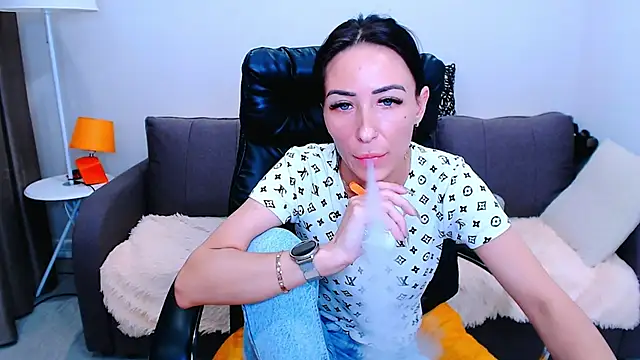 BURNING-BRUNETKA Adlı Modelin Canlı XXX Sohbeti