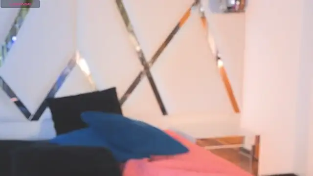 MeelFox Live XXX Chat