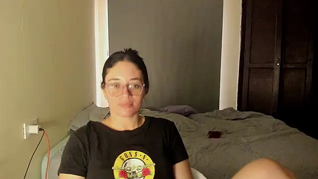 atenas_05_ Adlı Modelin Canlı XXX Sohbeti