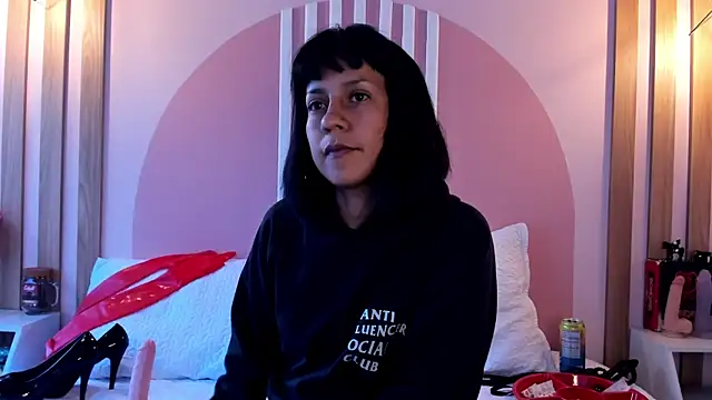 Chat +18 de Valkiriia_wiine ao vivo