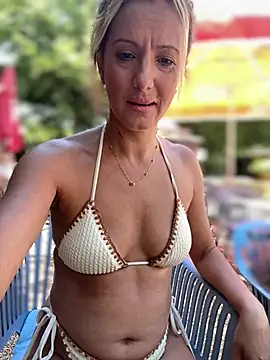 adya-aly's Live XXX Chat