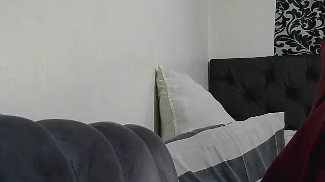 sluttylaura21n Live XXX chat