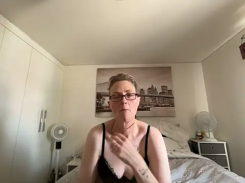 XXX chat uživo modela Curvy-Jinx