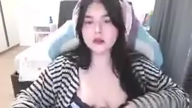 LunarMia Chat XXX live