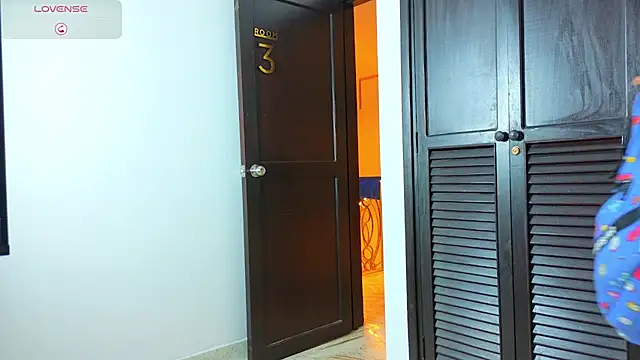 XXX chat uživo modela CURVYANDKING_CR