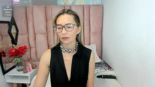 Chat +18 de Issa_Milf__ ao vivo