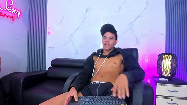 Kleyn_black's Live XXX Chat