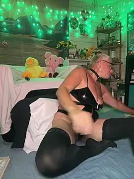 TrenaAnne's Webcam Show