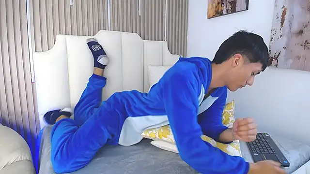 AdrianStark_ Chat XXX live