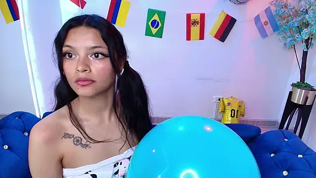 Maddie_T18 Adlı Modelin Canlı XXX Sohbeti