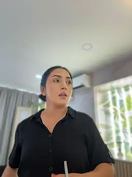 LIAH_IZUMI Adlı Modelin Canlı XXX Sohbeti