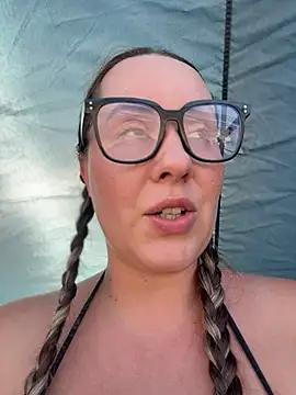 Mona_Plus élő XXX-chatje