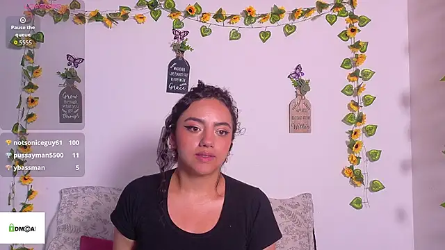 emiily_curly's Live XXX Chat
