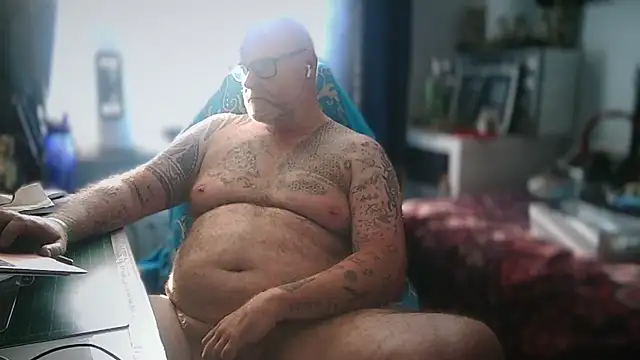 Tattooed_Dilf_01: διαδικτυακό σόου στην κάμερα