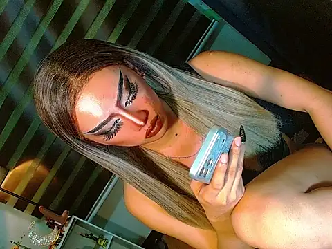 HOLLYWOOD_QUEEN_88: онлайн-секс-чат