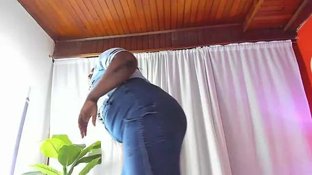 XXX chat uživo modela NikollSalas