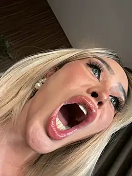 Pertunjukan Kamera Web Miss_solenheu