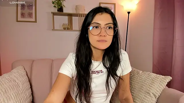 Lilabril élő XXX-chatje