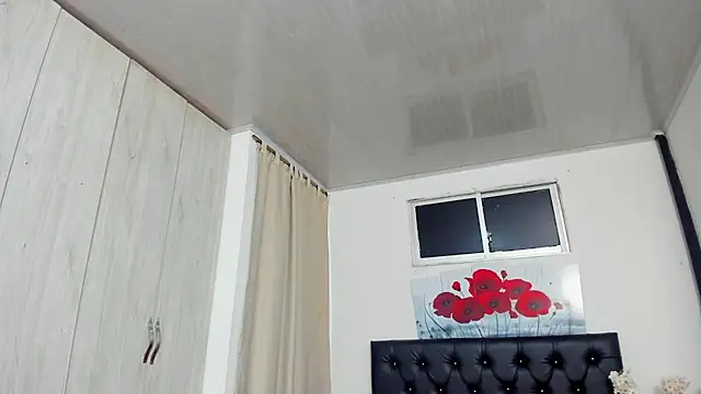 pinky_f00x's Live XXX Chat