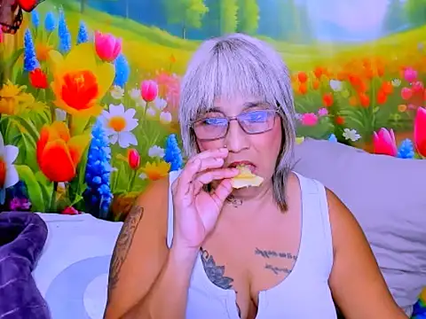 indianroxy Adlı Modelin Canlı XXX Sohbeti
