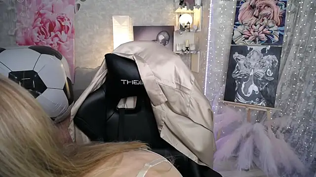 Онлайн чат XXX NickyAdamidi